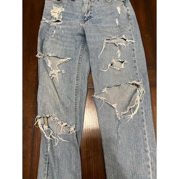 BDG Urban Outfitters Light Wash Destroyed Mom Jean Size  25 Waist 28 Length - Picture 4 of 10